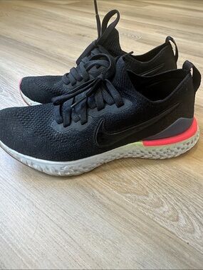 Nike Women’s Black Knit Running Shoes with Pink Heel Detail